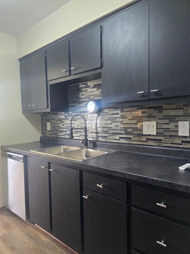 Building Photo - 2 Bedroom 1.5 Bath - Brand new renovations