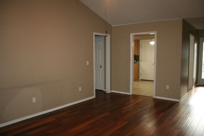 Building Photo - 3 Bedroom 2 Car Garage Duplex in Branson