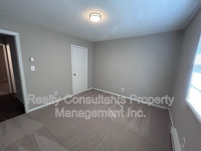 Building Photo - 115 Cox Ave