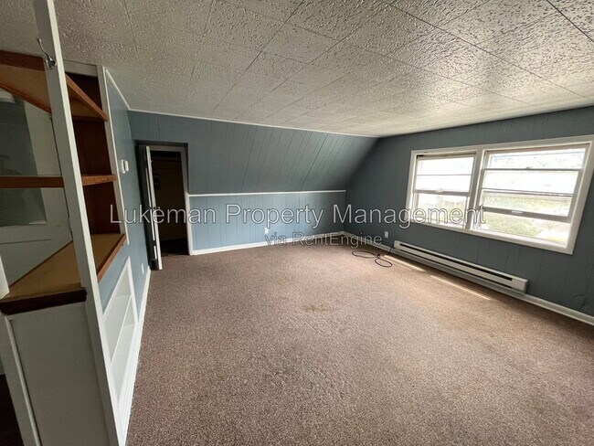 Building Photo - 806 W Cedar St