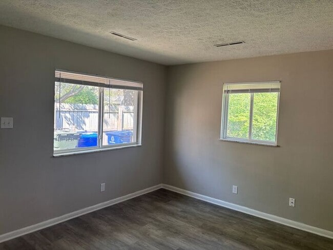 Building Photo - Comfortable Living in a Cozy 2-Bedroom Dup...