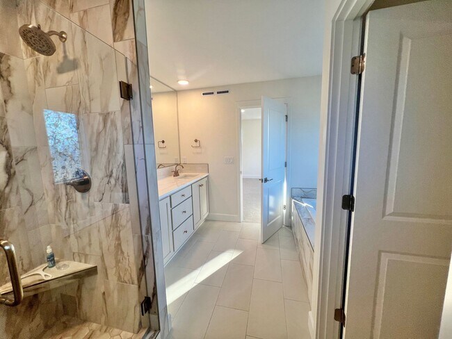 Building Photo - Gorgeous Ridgefield Home w/ full guest sui...