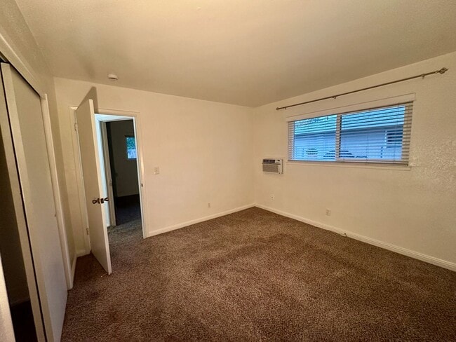 Building Photo - NICE DUPLEX IN ELVERTA!!