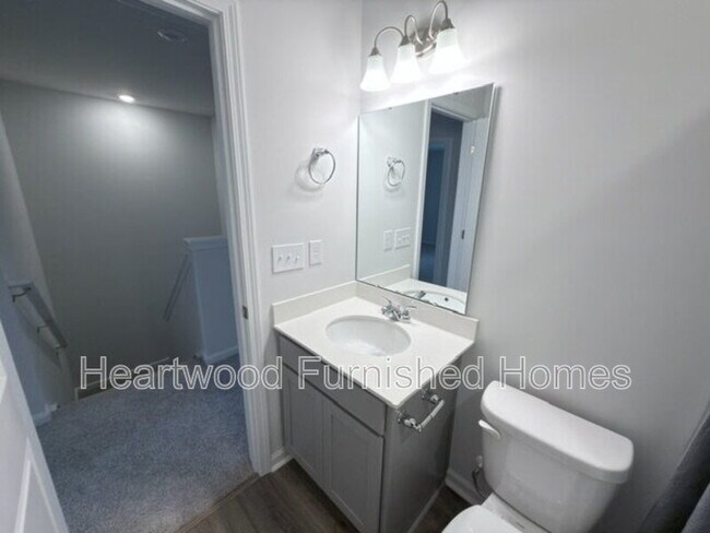 Building Photo - 807 Coburg Ln