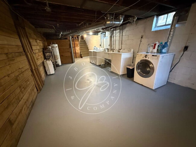 Building Photo - 2 bed duplex ready for you to call home! W...