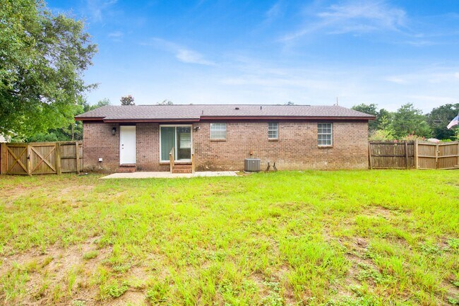 Building Photo - 4 Bed Home with Large Yard