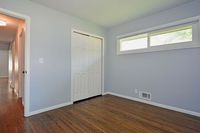 Building Photo - Clean & Updated One-Level Living in Robbin...