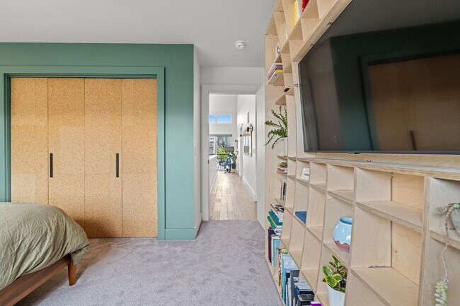 Building Photo - Modern Luxury in this end unit Blondie Condo