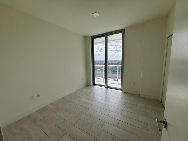 Building Photo - 2000 Metropica Wy