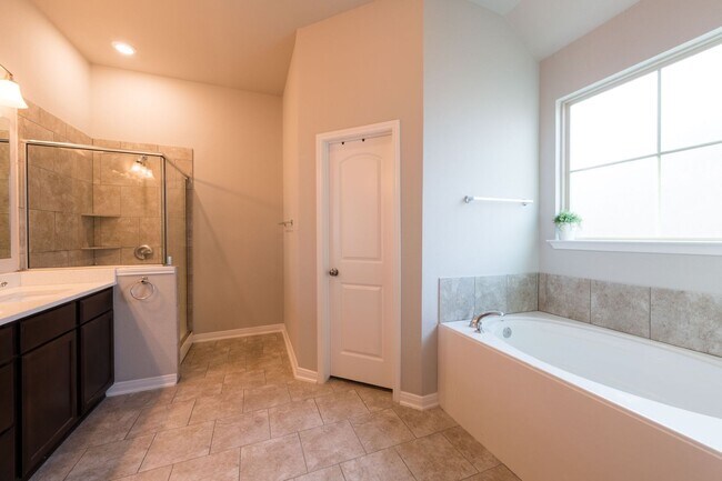 Building Photo - Gorgeous Three Creeks Home