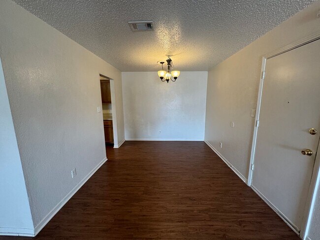 Building Photo - Cute duplex unit in NRH