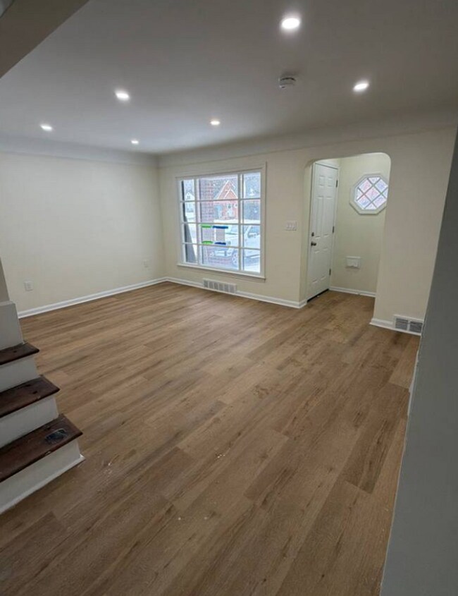 Building Photo - 20215 Sunset Dr