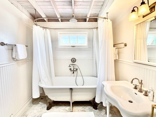 Building Photo - 1205O | Spanish Beach Bungalow Retreat | M...