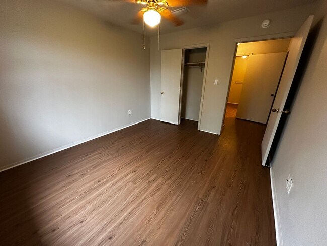 Building Photo - 1/1 Apartment - **HUD Accepted** (upstairs)