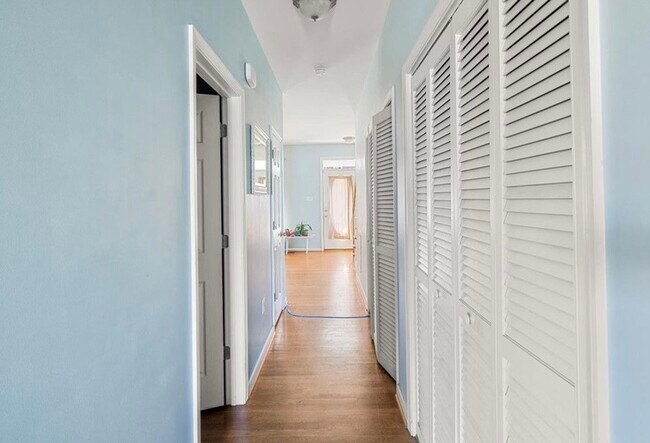 Building Photo - 1006.5 W Clay St