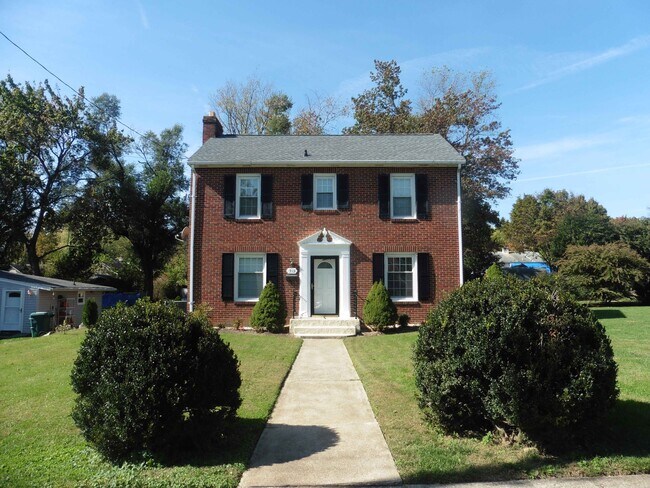Primary Photo - 319 Crompton Rd