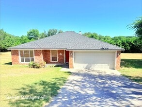 Building Photo - Brick 3/2 home with office in West Lampasas