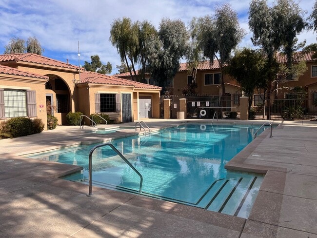 Building Photo - 2 Bedroom condo - Great Location
