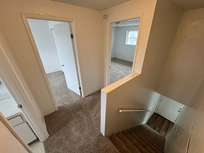 Building Photo - 2 bed 1 1/2 bath duplex in Springfield!