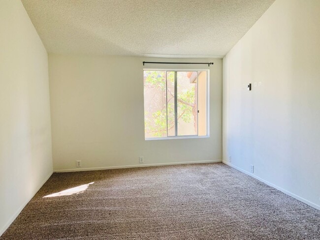 Building Photo - TOP FLOOR 1BD/1BA CONDO AVAILABLE AT THE PLAZA IN PACIFIC BEACH - $2,495/mo