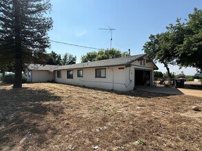 Building Photo - Country Home with Shop!