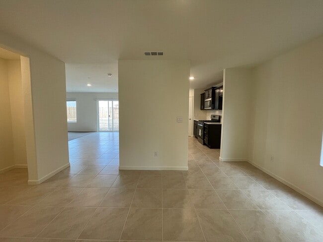 Building Photo - 661 Suzanne Dr