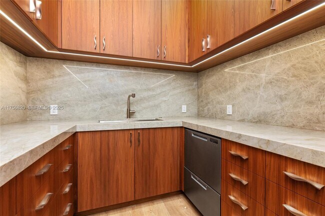 Building Photo - 825 E Dilido Dr