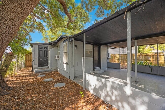 Building Photo - Spacious 2bdrm/1bath home with detached ga...