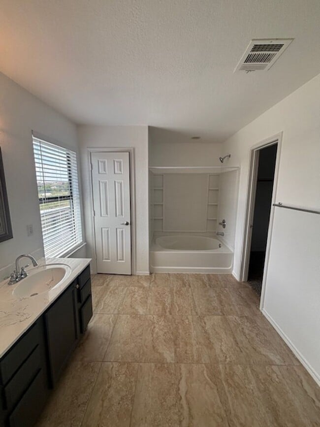 Building Photo - Move-In Ready 4-Bedroom Home with New Floors and Fresh Paint!