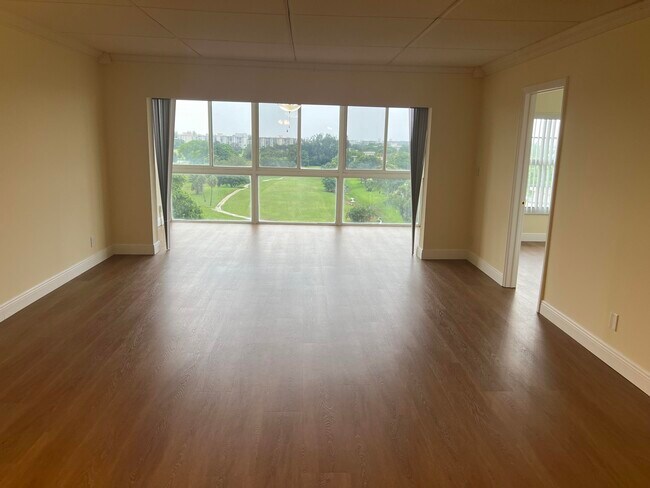 Building Photo - 3300 N Palm Aire Dr