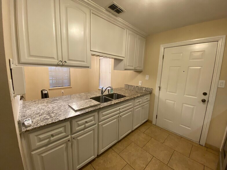 Building Photo - 810 W La Quinta Dr