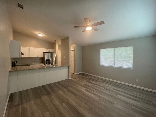 Building Photo - "Charming 1-Bedroom Oasis Just Steps from Panama City Beach!"