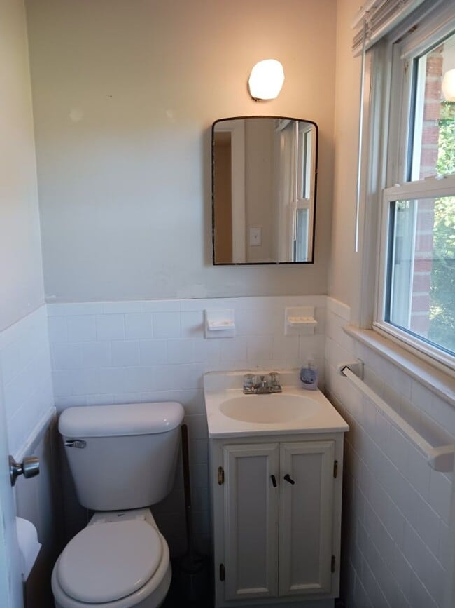 Building Photo - 323 Shoreline Dr
