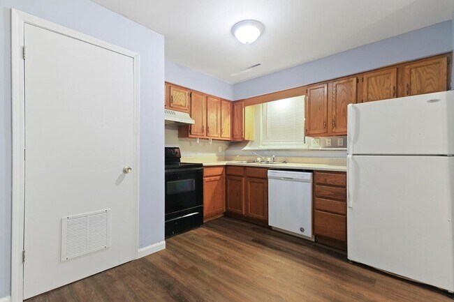 Building Photo - 3201 Elm Grove Dr