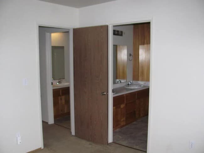 Building Photo - 461 Summertree Ln