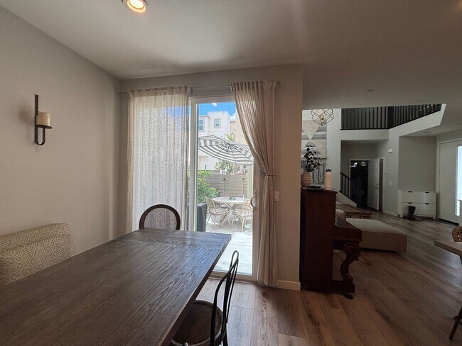 Building Photo - Updated 4 Bedroom 3.5 bath Condo located i...