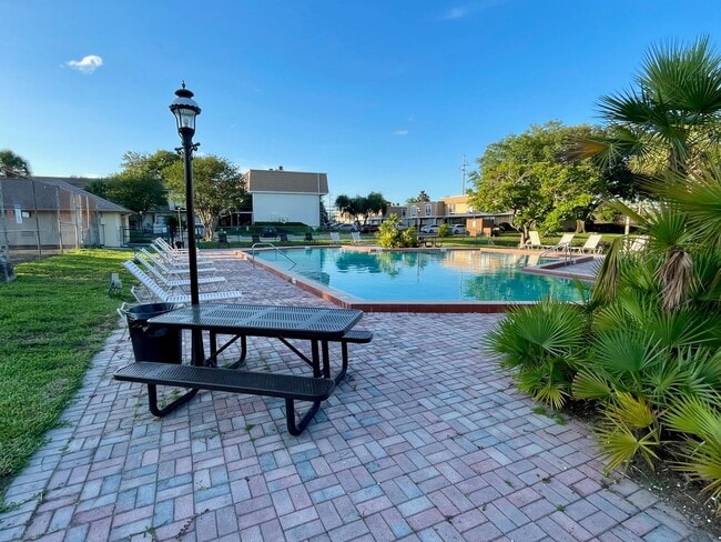 Building Photo - Charming 3-Bedroom, 2.5-Bath Townhome in Village Square Condominiums