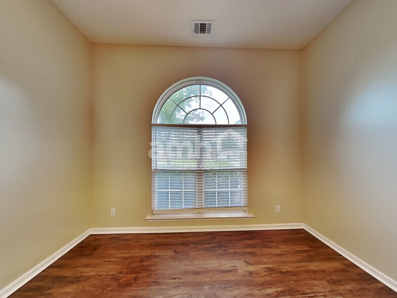 Building Photo - 420 Roberts Way