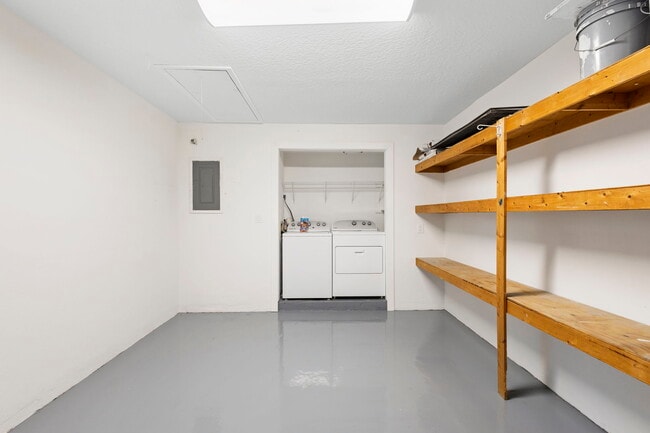 Building Photo - 805 Clake St