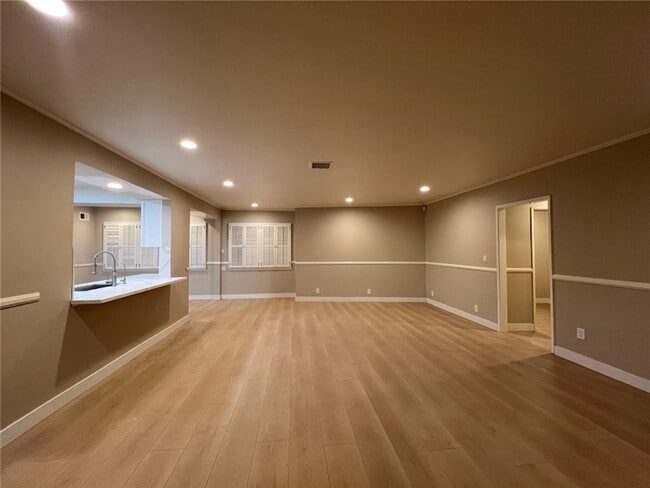 Building Photo - 1850 Wilson Ave