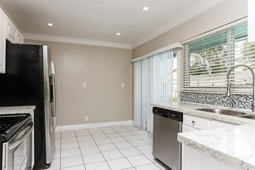 Building Photo - 9842 Spanish Isles Dr