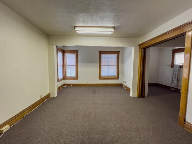 Building Photo - 921 Linden Grove Ave