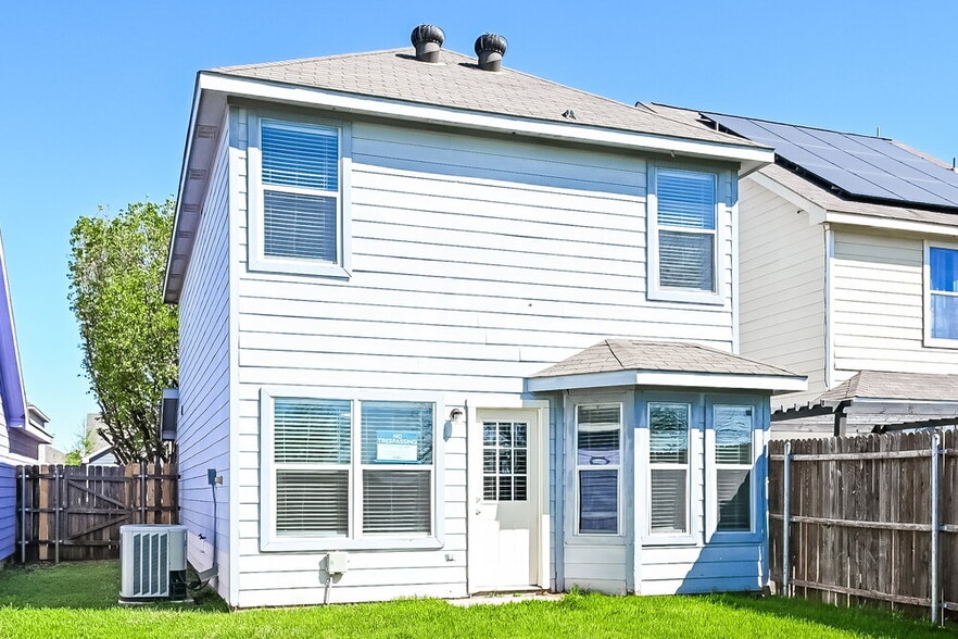 Building Photo - 1424 Pine Ln