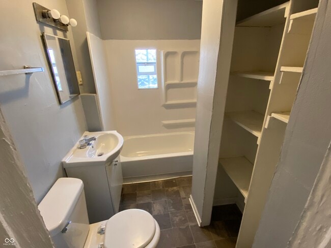 Building Photo - 2842 N Chester Ave