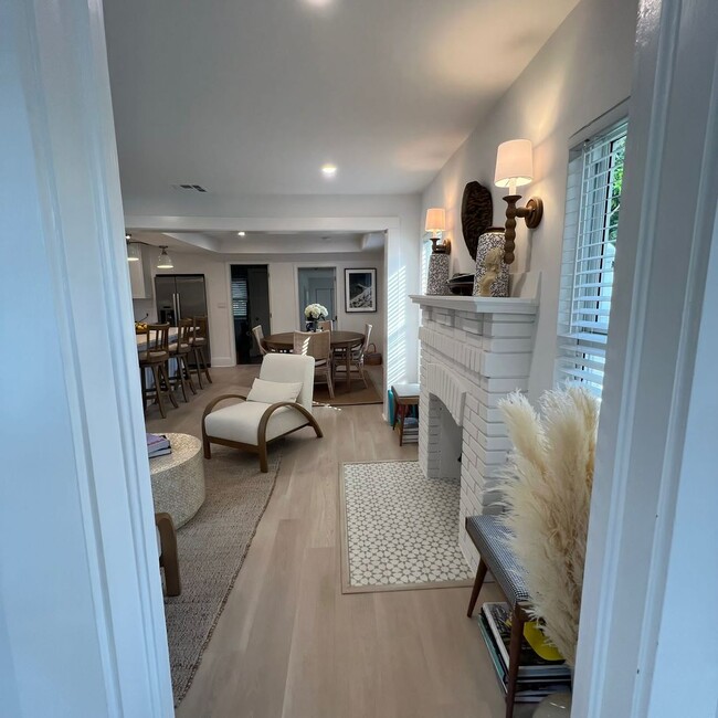 Building Photo - Stunning FULLY FURNISHED 3/2.5 entire hous...