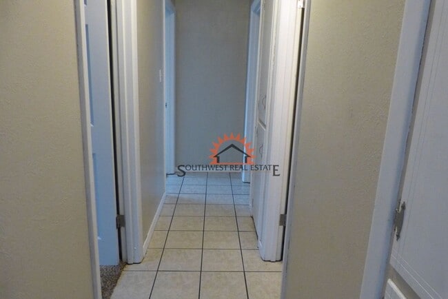 Building Photo - Lovely 3 bedroom 2 bath brick home.