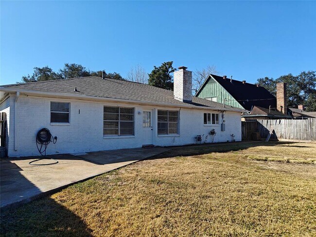 Building Photo - 8818 Roos Rd
