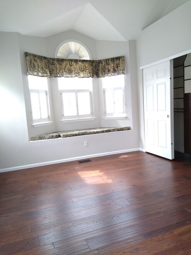 Building Photo - Stunning Highlands Ranch Townhome