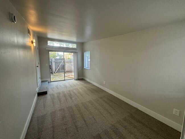 Building Photo - Beautiful Fully Updated 2 Bedroom 2 Bathroom Located in Roseville!