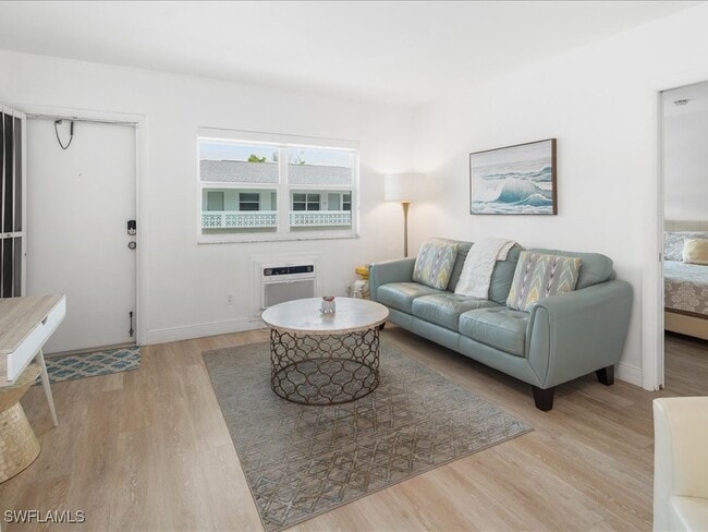 Building Photo - 530 4th Ave S